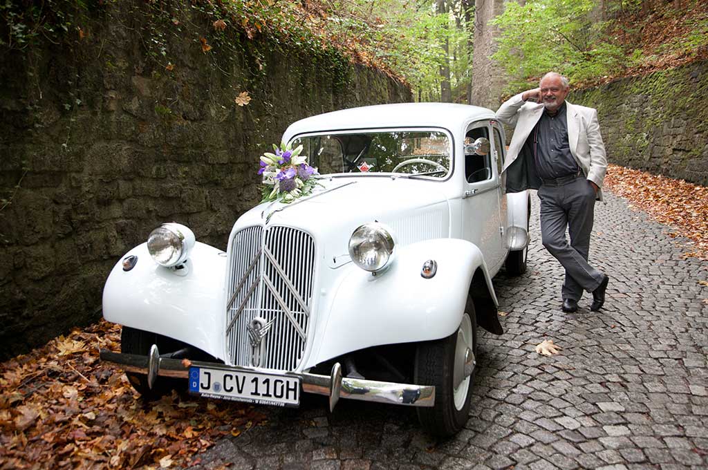 Wolfgang Heyne, Inhaber und Kfz-Meister von Auto Heyne, mit dem Citroën Traction Avant